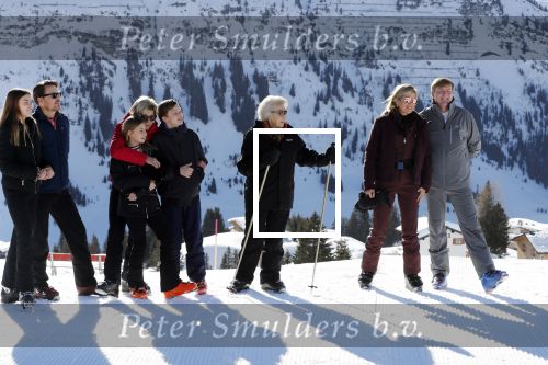Lech 25 februari 2019
Koning Willem-Alexander, Koningin MÃ¡xima, Prinses Beatrix, Prins Constantijn, Prinses Laurentien en de prinsessen Amalia, Alexia en Ariane samen met Eloise, Leonore en Claus-Casimir tijdens de fotosessie tijdens de wintersportvakantie in Lech.