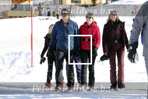Lech 25 februari 2019
Koning Willem-Alexander, Koningin MÃ¡xima, Prinses Beatrix, Prins Constantijn, Prinses Laurentien en de prinsessen Amalia, Alexia en Ariane samen met Eloise, Leonore en Claus-Casimir tijdens de fotosessie tijdens de wintersportvakantie in Lech.