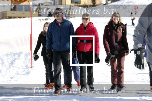 Lech 25 februari 2019
Koning Willem-Alexander, Koningin MÃ¡xima, Prinses Beatrix, Prins Constantijn, Prinses Laurentien en de prinsessen Amalia, Alexia en Ariane samen met Eloise, Leonore en Claus-Casimir tijdens de fotosessie tijdens de wintersportvakantie in Lech.