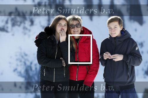 Lech 25 februari 2019
Koning Willem-Alexander, Koningin MÃ¡xima, Prinses Beatrix, Prins Constantijn, Prinses Laurentien en de prinsessen Amalia, Alexia en Ariane samen met Eloise, Leonore en Claus-Casimir tijdens de fotosessie tijdens de wintersportvakantie in Lech.