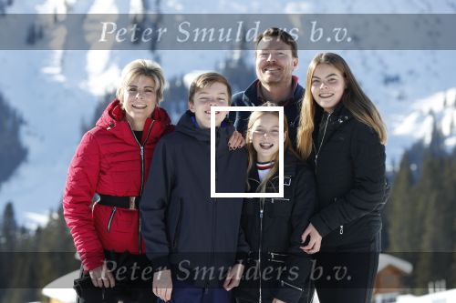 Lech 25 februari 2019
Koning Willem-Alexander, Koningin MÃ¡xima, Prinses Beatrix, Prins Constantijn, Prinses Laurentien en de prinsessen Amalia, Alexia en Ariane samen met Eloise, Leonore en Claus-Casimir tijdens de fotosessie tijdens de wintersportvakantie in Lech.