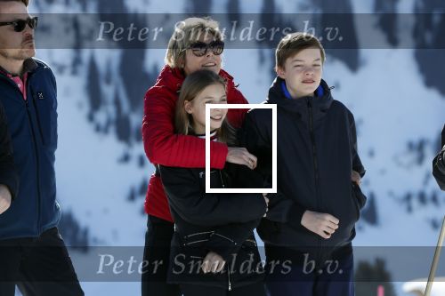 Lech 25 februari 2019
Koning Willem-Alexander, Koningin MÃ¡xima, Prinses Beatrix, Prins Constantijn, Prinses Laurentien en de prinsessen Amalia, Alexia en Ariane samen met Eloise, Leonore en Claus-Casimir tijdens de fotosessie tijdens de wintersportvakantie in Lech.