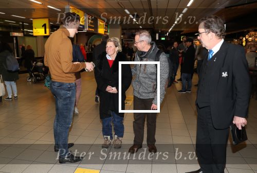 Amsterdam, 16 Februari 2019
Aankomst op Schiphol van Ria Bartling (vriendin oud-bokser Rudi Lubbers) samen met Dr. Martin Wagtmans in gesprek met Nick Dijkmaan
