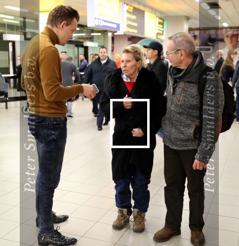 Amsterdam, 16 Februari 2019
Aankomst op Schiphol van Ria Bartling (vriendin oud-bokser Rudi Lubbers) samen met Dr. Martin Wagtmans in gesprek met Nick Dijkmaan