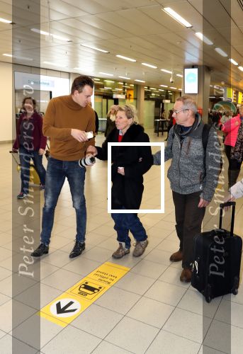Amsterdam, 16 Februari 2019
Aankomst op Schiphol van Ria Bartling (vriendin oud-bokser Rudi Lubbers) samen met Dr. Martin Wagtmans in gesprek met Nick Dijkmaan