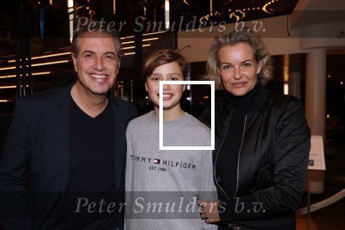 Zaandag 4 februari 2019
PremiÃ¨re Laten we eerlijk zijn in het zaantheater. Richard Kemper met zijn vrouw en zoon
