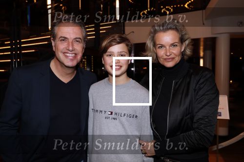 Zaandag 4 februari 2019
PremiÃ¨re Laten we eerlijk zijn in het zaantheater. Richard Kemper met zijn vrouw en zoon