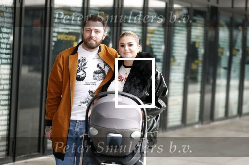Amsterdam 28 februari 2019
Roxeanne Hazes en haar vriend Erik Zwennes achter de kinderwagen.