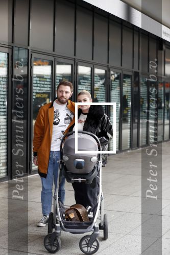 Amsterdam 28 februari 2019
Roxeanne Hazes en haar vriend Erik Zwennes achter de kinderwagen.
