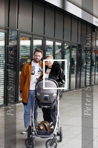 Amsterdam 28 februari 2019
Roxeanne Hazes en haar vriend Erik Zwennes achter de kinderwagen.