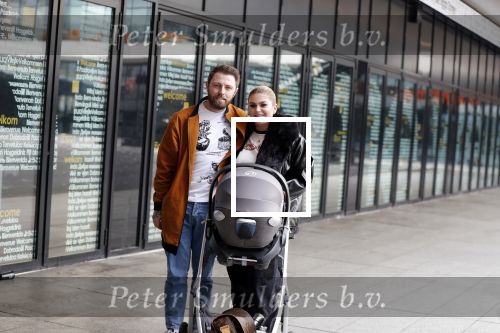 Amsterdam 28 februari 2019
Roxeanne Hazes en haar vriend Erik Zwennes achter de kinderwagen.
