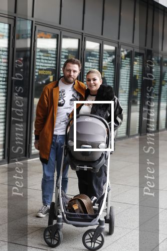 Amsterdam 28 februari 2019
Roxeanne Hazes en haar vriend Erik Zwennes achter de kinderwagen.