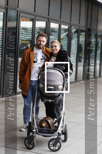 Amsterdam 28 februari 2019
Roxeanne Hazes en haar vriend Erik Zwennes achter de kinderwagen.