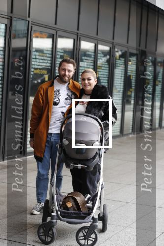Amsterdam 28 februari 2019
Roxeanne Hazes en haar vriend Erik Zwennes achter de kinderwagen.