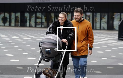 Amsterdam 28 februari 2019
Roxeanne Hazes en haar vriend Erik Zwennes achter de kinderwagen.