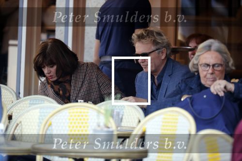 Amsterdam 27 februari 2019
Tom Egbers en zijn vrouw Janke Dekker op terras .