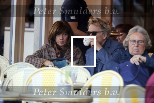 Amsterdam 27 februari 2019
Tom Egbers en zijn vrouw Janke Dekker op terras .
