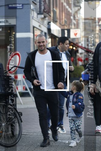 Amsterdam 14 februari 2019
Wesley Sneijder heeft een lunch gehad bij brasserie v Dam met zijn zoon Xess Xava en vrienden.