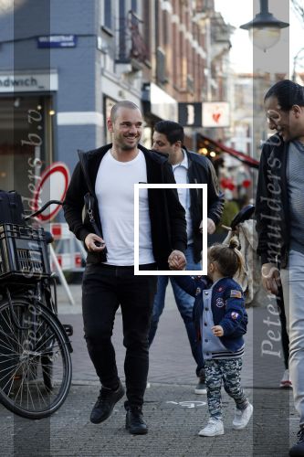 Amsterdam 14 februari 2019
Wesley Sneijder heeft een lunch gehad bij brasserie v Dam met zijn zoon Xess Xava en vrienden.