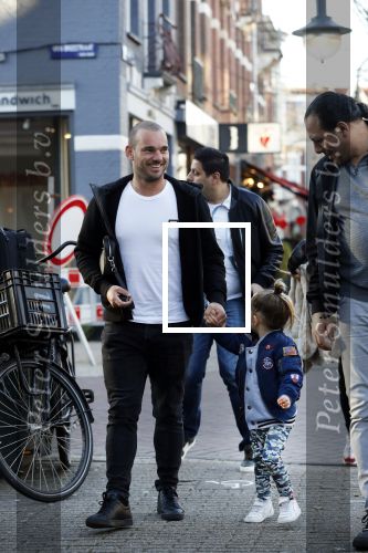 Amsterdam 14 februari 2019
Wesley Sneijder heeft een lunch gehad bij brasserie v Dam met zijn zoon Xess Xava en vrienden.