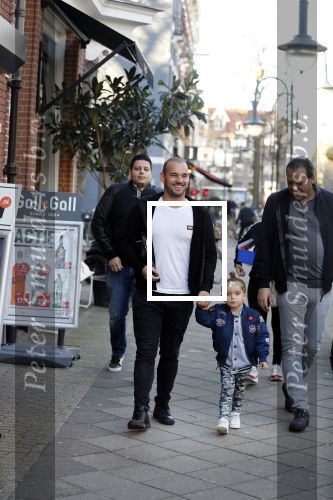 Amsterdam 14 februari 2019
Wesley Sneijder heeft een lunch gehad bij brasserie v Dam met zijn zoon Xess Xava en vrienden.