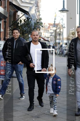 Amsterdam 14 februari 2019
Wesley Sneijder heeft een lunch gehad bij brasserie v Dam met zijn zoon Xess Xava en vrienden.