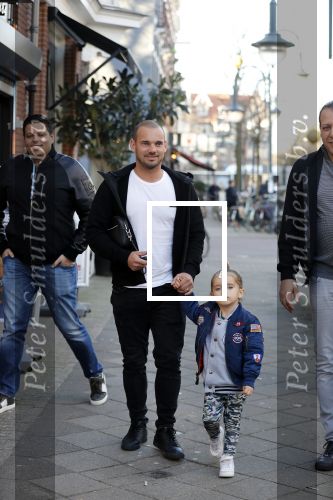 Amsterdam 14 februari 2019
Wesley Sneijder heeft een lunch gehad bij brasserie v Dam met zijn zoon Xess Xava en vrienden.