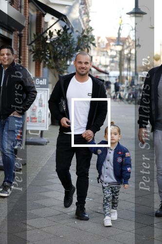 Amsterdam 14 februari 2019
Wesley Sneijder heeft een lunch gehad bij brasserie v Dam met zijn zoon Xess Xava en vrienden.