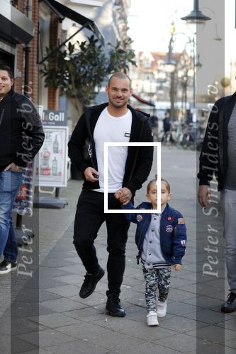Amsterdam 14 februari 2019
Wesley Sneijder heeft een lunch gehad bij brasserie v Dam met zijn zoon Xess Xava en vrienden.
