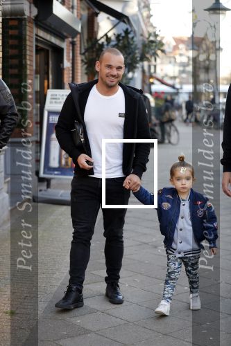 Amsterdam 14 februari 2019
Wesley Sneijder heeft een lunch gehad bij brasserie v Dam met zijn zoon Xess Xava en vrienden.
