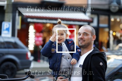 Amsterdam 14 februari 2019
Wesley Sneijder heeft een lunch gehad bij brasserie v Dam met zijn zoon Xess Xava en vrienden.