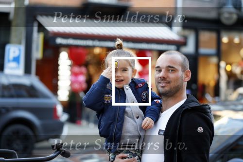 Amsterdam 14 februari 2019
Wesley Sneijder heeft een lunch gehad bij brasserie v Dam met zijn zoon Xess Xava en vrienden.