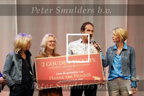 Enschede 26 februari 2019
Presentatie cast van Hanna van Hendrik met oa Huub Stapel en Johanna ter Steege. Presentatie is op vliegveld Twente. jan Bronninkreef met zijn vrouw
