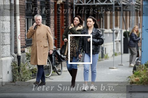 Ansterdam 7 maart 2020
Bram Moszkowicz met zijn dochter en vriendin Nienke Hoogervorst op straat in Amsterdam zuid