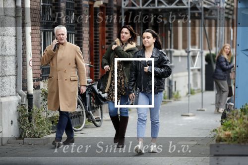 Ansterdam 7 maart 2020
Bram Moszkowicz met zijn dochter en vriendin Nienke Hoogervorst op straat in Amsterdam zuid