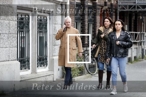 Ansterdam 7 maart 2020
Bram Moszkowicz met zijn dochter en vriendin Nienke Hoogervorst op straat in Amsterdam zuid