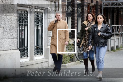 Ansterdam 7 maart 2020
Bram Moszkowicz met zijn dochter en vriendin Nienke Hoogervorst op straat in Amsterdam zuid