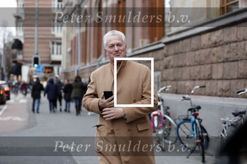 Ansterdam 7 maart 2020
Bram Moszkowicz met zijn dochter en vriendin Nienke Hoogervorst op straat in Amsterdam zuid