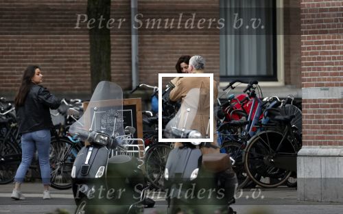 Ansterdam 7 maart 2020
Bram Moszkowicz met zijn dochter en vriendin Nienke Hoogervorst op straat in Amsterdam zuid