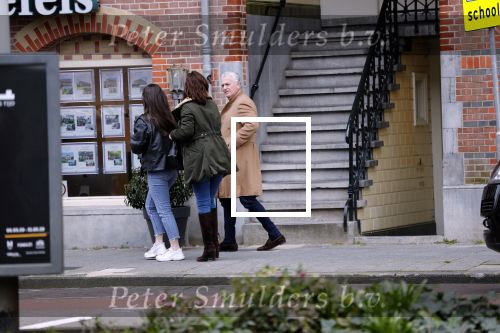 Ansterdam 7 maart 2020
Bram Moszkowicz met zijn dochter en vriendin Nienke Hoogervorst op straat in Amsterdam zuid