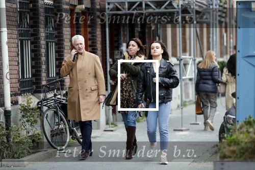 Ansterdam 7 maart 2020
Bram Moszkowicz met zijn dochter en vriendin Nienke Hoogervorst op straat in Amsterdam zuid
