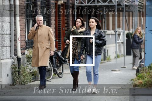 Ansterdam 7 maart 2020
Bram Moszkowicz met zijn dochter en vriendin Nienke Hoogervorst op straat in Amsterdam zuid