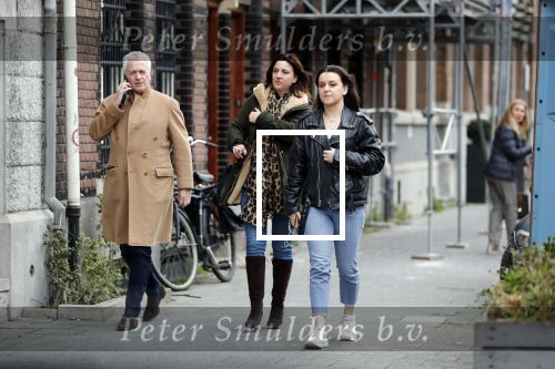 Ansterdam 7 maart 2020
Bram Moszkowicz met zijn dochter en vriendin Nienke Hoogervorst op straat in Amsterdam zuid