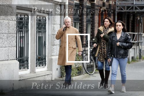 Ansterdam 7 maart 2020
Bram Moszkowicz met zijn dochter en vriendin Nienke Hoogervorst op straat in Amsterdam zuid