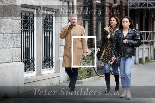 Ansterdam 7 maart 2020
Bram Moszkowicz met zijn dochter en vriendin Nienke Hoogervorst op straat in Amsterdam zuid