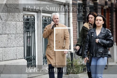 Ansterdam 7 maart 2020
Bram Moszkowicz met zijn dochter en vriendin Nienke Hoogervorst op straat in Amsterdam zuid