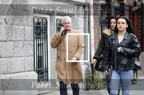 Ansterdam 7 maart 2020
Bram Moszkowicz met zijn dochter en vriendin Nienke Hoogervorst op straat in Amsterdam zuid