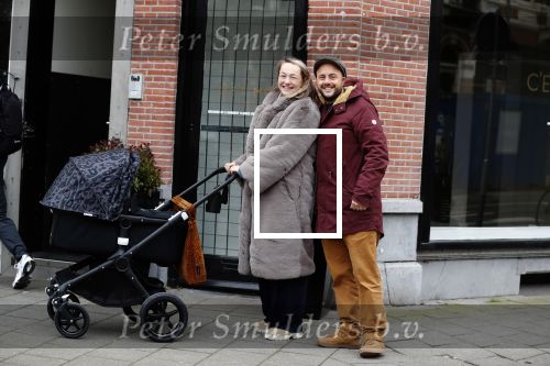 Amsterdam 30 januari 2020
Carolien Spoor en haar man John Karthaus achter de kinderwagen.