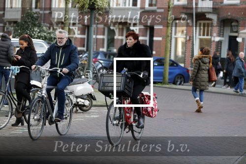 Amsterdam 1 februari 2020
Chazia Mourali met haar man op de fiets in Amsterdam zuid