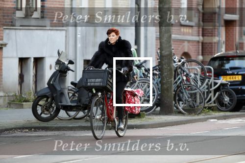 Amsterdam 1 februari 2020
Chazia Mourali met haar man op de fiets in Amsterdam zuid